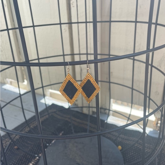 Handmade Black & Gold Beaded Earrings. Peyote Stitch, Diamond shape. - Picture 9 of 9